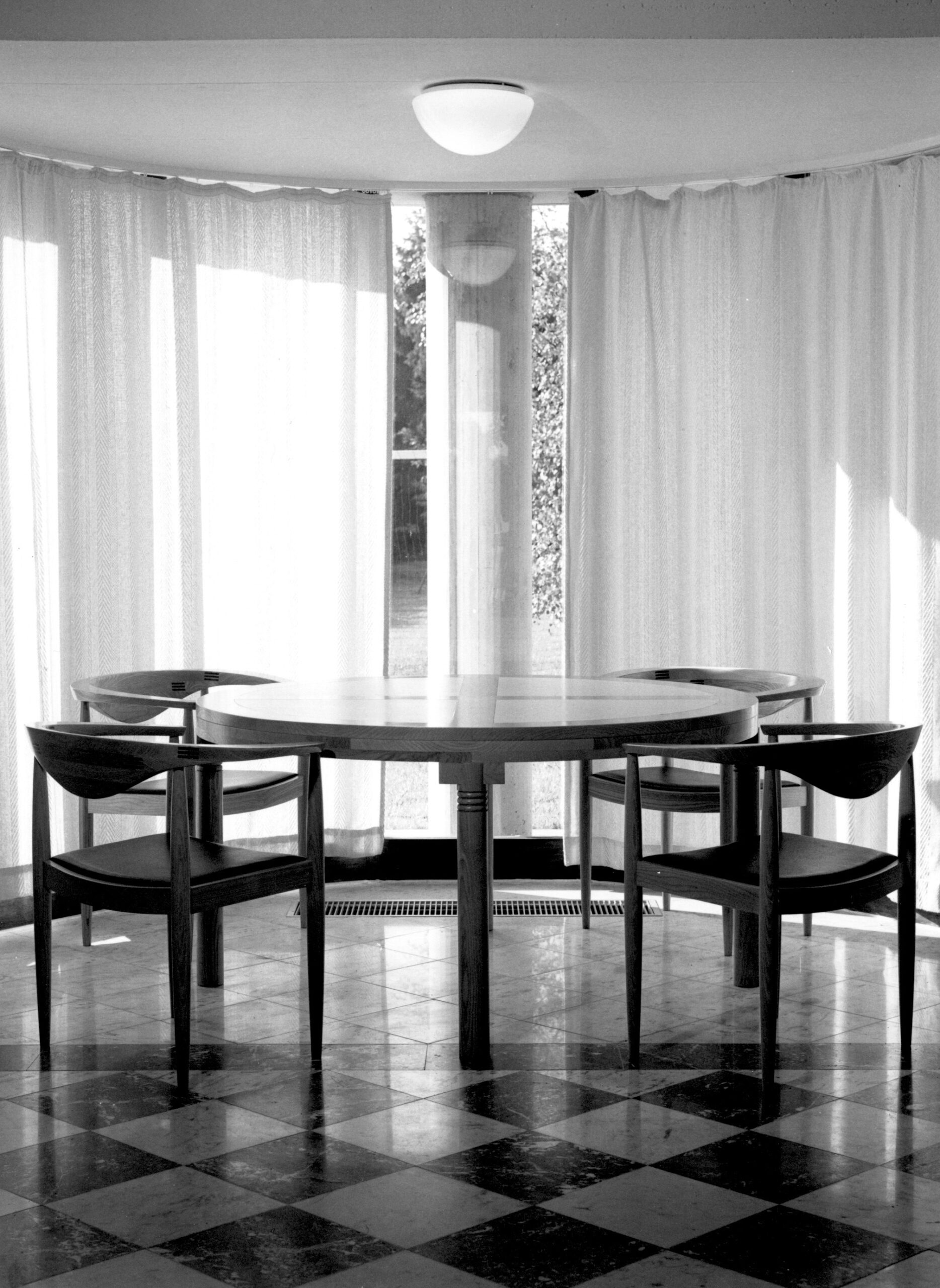 Table circulaire. T4